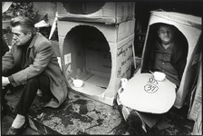 400886 Afbeelding van enkele daklozen tijdens een protestactie, georganiseerd door de Utrechtse Belangenbehartiging ...